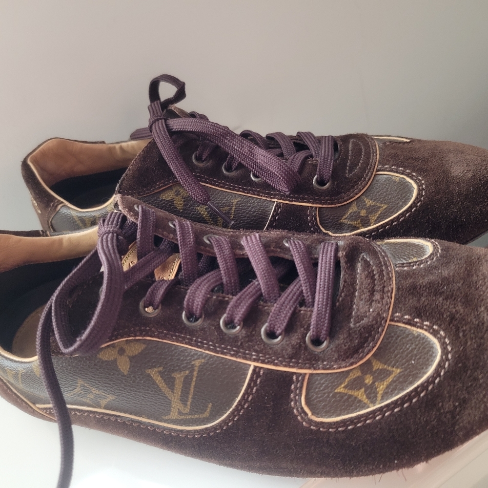 Sneakers size 9 men / 10 women